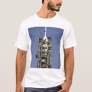 Die Soyuz Rakete wird in Position aufgerichtet T-Shirt