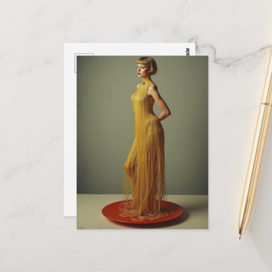 Die Spaghetti-Kleid-Frau auf roter Platte Postkarte (Vorderseite/Rückseite Beispiel)