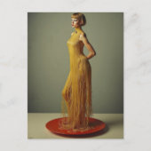 Die Spaghetti-Kleid-Frau auf roter Platte Postkarte (Vorderseite)