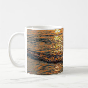 Die Spiegelung des Sonnenuntergangs auf dem schöne Kaffeetasse