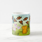Die spielerische Natur mit Katze und Schmetterling Kaffeetasse (Mittel)