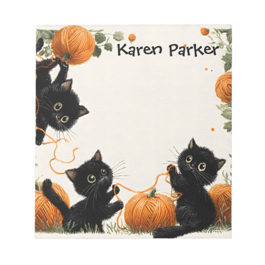 Die spielerische schwarze Katze mit Pumpkin-Inspir Notizblock (Vorderseite)