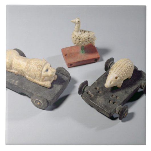 Die Spielwaren der Kinder: ein Igel, ein Löwe und Fliese (Vorderseite)