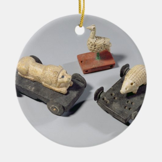 Die Spielwaren der Kinder: ein Igel, ein Löwe und Keramik Ornament (Vorne)