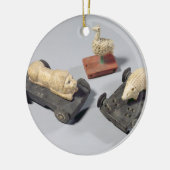 Die Spielwaren der Kinder: ein Igel, ein Löwe und Keramik Ornament (Links)