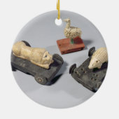 Die Spielwaren der Kinder: ein Igel, ein Löwe und Keramik Ornament (Hinten)