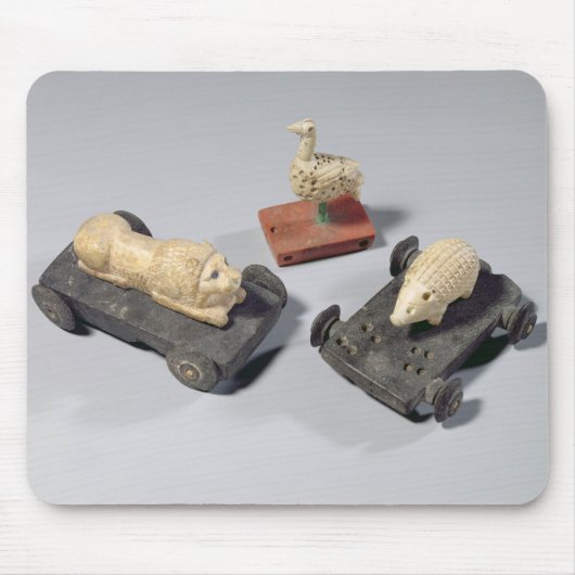 Die Spielwaren der Kinder: ein Igel, ein Löwe und Mousepad (Vorne)