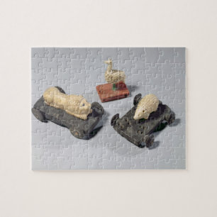 Die Spielwaren der Kinder: ein Igel, ein Löwe und Puzzle