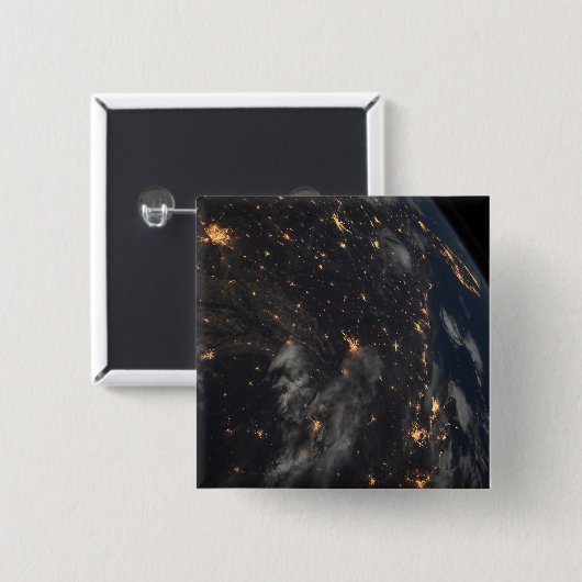 Die Stadt beleuchtet nachts auf der Erde Button (Vorne & Hinten)