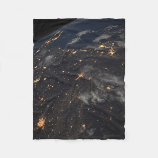 Die Stadt beleuchtet nachts auf der Erde Fleecedecke (Vorderseite)