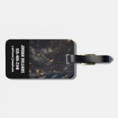 Die Stadt beleuchtet nachts auf der Erde Gepäckanhänger (Rückseite horizontal)