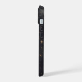 Die Stadt beleuchtet nachts auf der Erde iPhone 15 Hülle (Linke Seite)