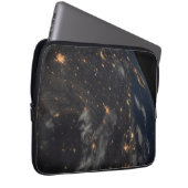 Die Stadt beleuchtet nachts auf der Erde Laptopschutzhülle (Vorne Rechts)