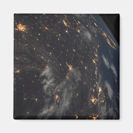 Die Stadt beleuchtet nachts auf der Erde Magnet (Vorne)