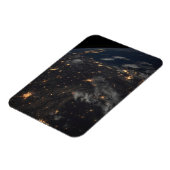 Die Stadt beleuchtet nachts auf der Erde Magnet (Linke Seite)