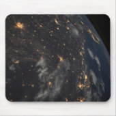 Die Stadt beleuchtet nachts auf der Erde Mousepad (Vorne)
