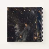 Die Stadt beleuchtet nachts auf der Erde Notizblock (Rückseite)