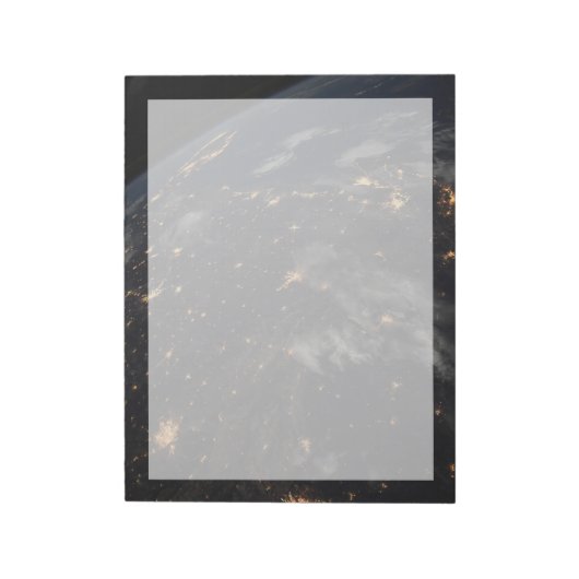 Die Stadt beleuchtet nachts auf der Erde Notizblock (Rotiert)