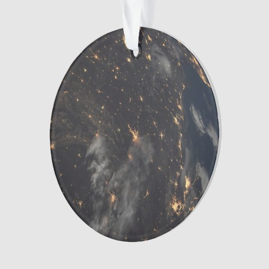 Die Stadt beleuchtet nachts auf der Erde Ornament (Vorderseite)