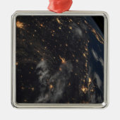 Die Stadt beleuchtet nachts auf der Erde Ornament Aus Metall (Vorne)