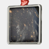 Die Stadt beleuchtet nachts auf der Erde Ornament Aus Metall (Links)