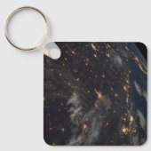 Die Stadt beleuchtet nachts auf der Erde Schlüsselanhänger (Vorderseite)