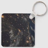 Die Stadt beleuchtet nachts auf der Erde Schlüsselanhänger (Rückseite)