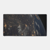 Die Stadt beleuchtet nachts auf der Erde Schreibtischunterlage (Vorderseite)