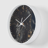 Die Stadt beleuchtet nachts auf der Erde Uhr (Winkel)