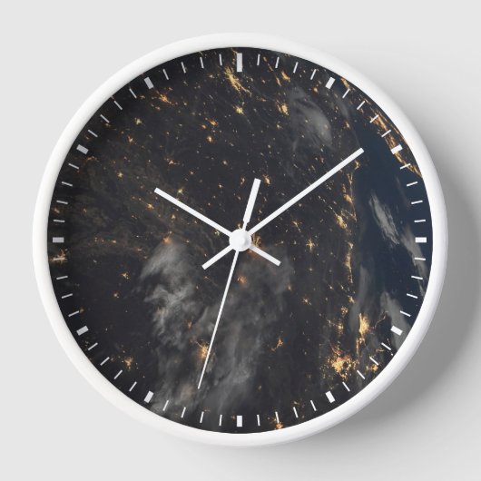 Die Stadt beleuchtet nachts auf der Erde Uhr (Vorderseite)