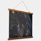 Die Stadt beleuchtet nachts auf der Erde Wandteppich Mit Holzrahmen (Gewinkelt)