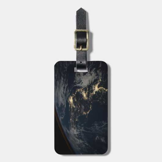 Die Stadt leuchtet nachts in Japan. Gepäckanhänger (Vorderseite vertikal)