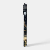 Die Stadt leuchtet nachts in Japan. iPhone 15 Hülle (Linke Seite)