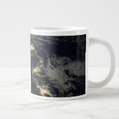 Die Stadt leuchtet nachts in Japan. Jumbo-Tasse (Rechts)