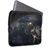 Die Stadt leuchtet nachts in Japan. Laptopschutzhülle (Vorne Rechts)