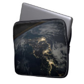 Die Stadt leuchtet nachts in Japan. Laptopschutzhülle (Vorderseite Links)