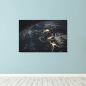 Die Stadt leuchtet nachts in Japan. Leinwanddruck (Insitu (Holzboden))