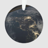 Die Stadt leuchtet nachts in Japan. Ornament (Vorderseite)