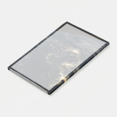 Die Stadt leuchtet nachts in Japan. Post-it Klebezettel (angewinkelt)