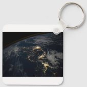 Die Stadt leuchtet nachts in Japan. Schlüsselanhänger (Rückseite)