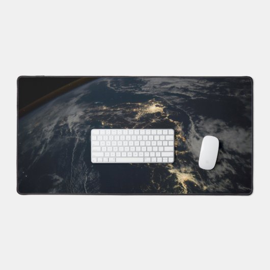 Die Stadt leuchtet nachts in Japan. Schreibtischunterlage (Tastatur & Maus)