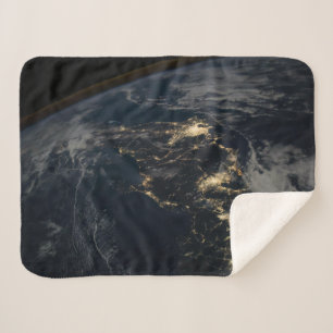 Die Stadt leuchtet nachts in Japan. Sherpadecke