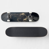 Die Stadt leuchtet nachts in Japan. Skateboard (Horizontal)