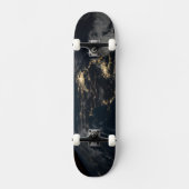 Die Stadt leuchtet nachts in Japan. Skateboard (Vorderseite)