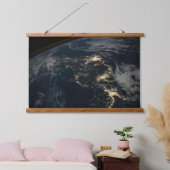 Die Stadt leuchtet nachts in Japan. Wandteppich Mit Holzrahmen (Schlafzimmer)