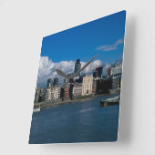 Die Stadt London und der Turm 42 Quadratische Wanduhr (Winkel)