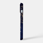 Die Stadtbeleuchtung der Staaten nachts. iPhone 15 Hülle (Linke Seite)