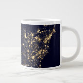 Die Stadtbeleuchtung der Staaten nachts. Jumbo-Tasse (Rechts)