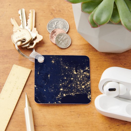 Die Stadtbeleuchtung der Staaten nachts. Schlüsselanhänger (Schreibtisch)