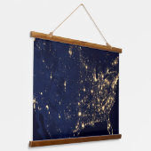 Die Stadtbeleuchtung der Staaten nachts. Wandteppich Mit Holzrahmen (Gewinkelt)